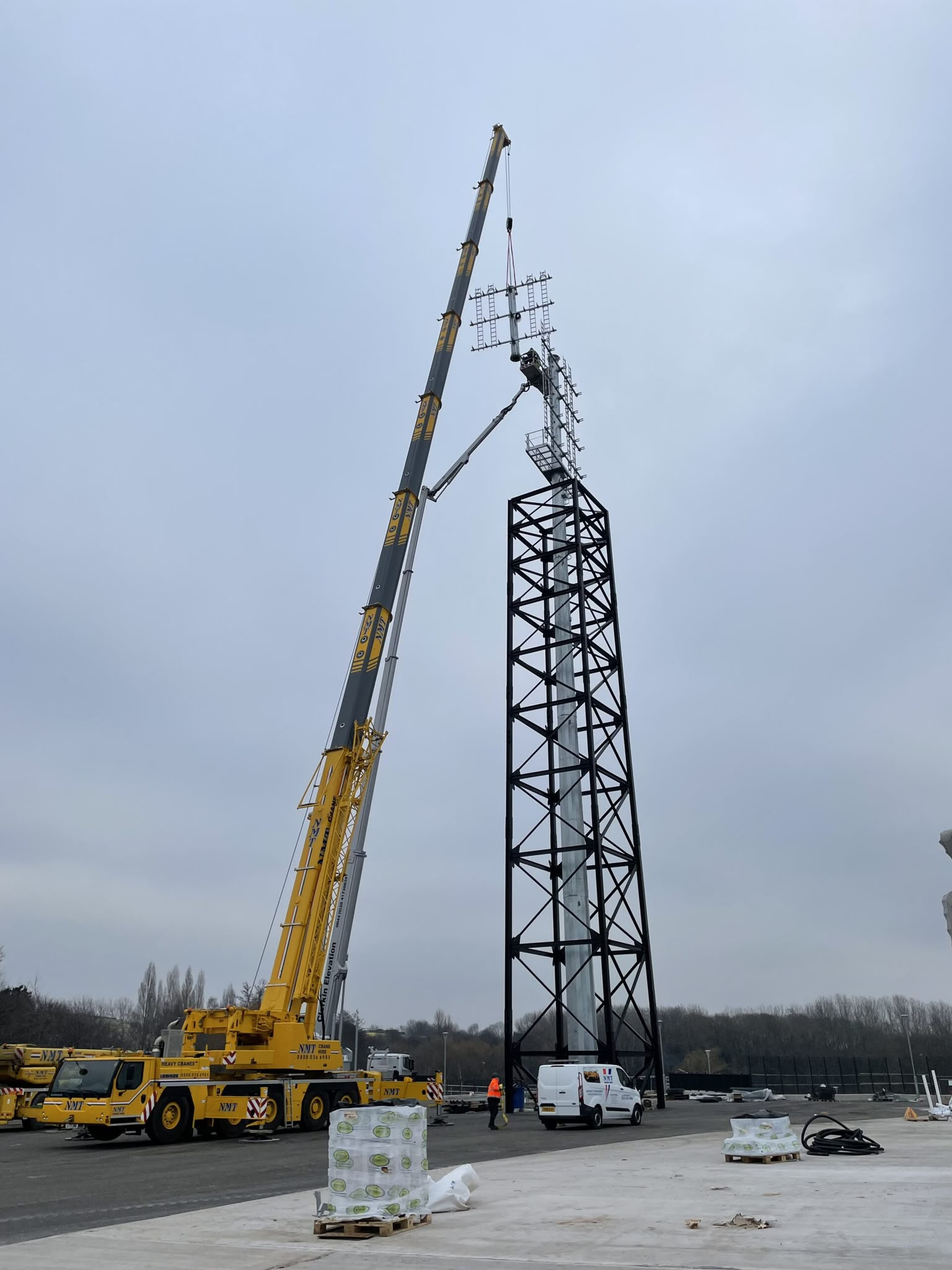 Offshore heavy lift operation using floating crane during North Sea decommissioning project